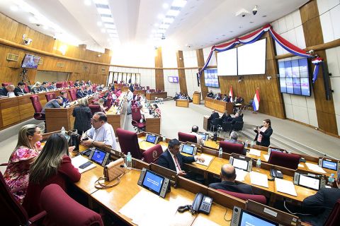 Nueva iniciativa busca superar burocracia que frena mejoras en escuelas y hospitales